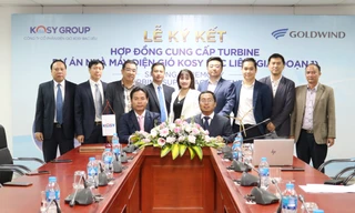 Chủ tịch Tập đoàn Kosy ông Nguyễn Việt Cường ký kết hợp đồng cung cấp turbine với Giám đốc Kinh doanh Goldwind International Renewable, ông Si Zhong Wu