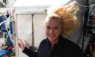 Kathleen Rubins bỏ phiếu từ trạm ISS. Ảnh: NASA