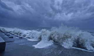 Biển động ngày 25/5 trước khi bão đổ bộ Ấn Độ. Ảnh: PTI