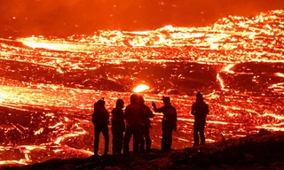 Bất chấp nguy hiểm, dân Iceland đến sát miệng núi lửa xem dung nham phun trào