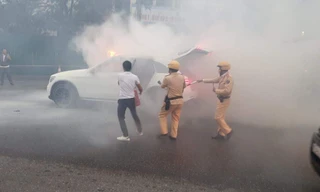 Hà Nội: Ô tô đang đi bốc cháy 