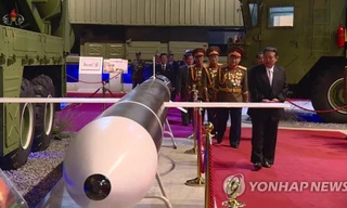 Chủ tịch Triều Tiên Kim Jong-un tham dự triển lãm quốc phòng ngày 11/10. Ảnh: Yonhap