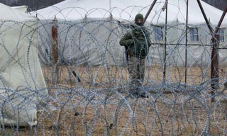 Một binh sĩ Ukraine canh gác ở biên giới. Ảnh: Reuters