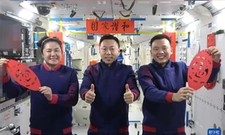 Phi hành gia Trung Quốc ăn há cảo, cháo bát bảo trong tiệc tất niên ngoài vũ trụ