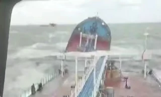 Hai tàu chở dầu Nga đang chìm trên Eo biển Kerch