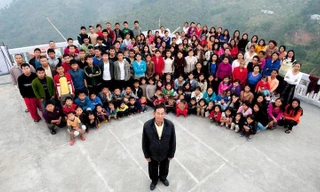 Ông Ziona Chana cùng các vợ, con, cháu. Ảnh: India Today