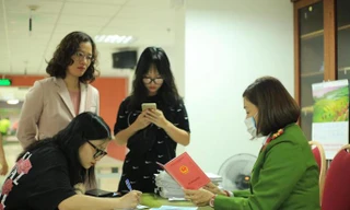 Công an TP Hà Nội làm thẻ căn cước công dân xuyên đêm