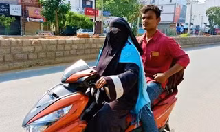 Bà Razia Begum và con trai. Ảnh: News Minute