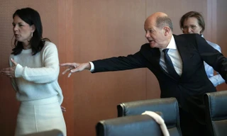 Bức ảnh Thủ tướng Đức với tay gọi bộ trưởng ngoại giao gây xôn xao