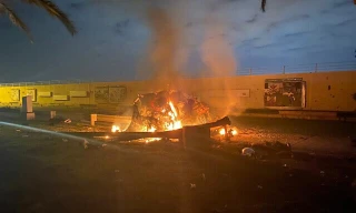 Xe hơi chở ông Soleimani cháy rụi sau khi trúng rocket sáng 3/1. Ảnh: AP