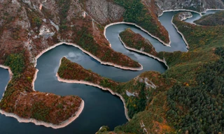 Choáng ngợp dòng sông ngoằn ngoèo như rắn ở Serbia