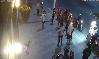 Nạn nhân nằm gục sau khi bị chém tới tấp vào người