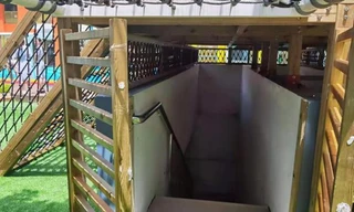 Lối vào mật đạo trong sân chơi trường mẫu giáo. Ảnh: Global Times