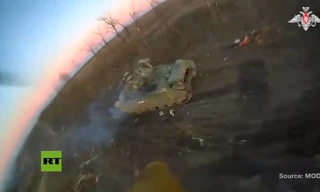 Cận cảnh máy bay không người lái Nga lao vào xe chiến đấu bộ binh Mỹ ở Ukraine