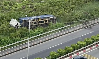 Xe đầu kéo văng khỏi đường cao tốc TPHCM - Long Thành - Dầu Giây