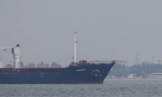 Tàu chở ngũ cốc đầu tiên rời cảng Ukraine bị người mua 'bùng hàng'