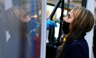 Một phụ nữ được lấy mẫu xét nghiệm COVID-19 ở New York (Mỹ). Ảnh: Reuters