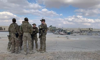 Binh sĩ Mỹ dọn dẹp căn cứ Ain al-Asad sau khi trúng tên lửa Iran hồi tuần trước. Ảnh: AP