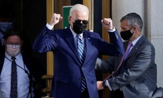 Ông Biden rời bệnh viện quân y Walter Reed ở Bethesda, Maryland sau khi khám sức khoẻ định kỳ ngày 19/11. Ảnh: Reuters