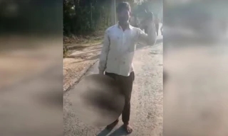 Người cha mang đầu con gái đi tự thú. Ảnh: Twitter