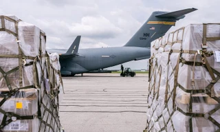 Mỹ thiếu sữa bột trầm trọng, điều máy bay quân sự C-17 đến Đức chở 31 tấn sữa về nước