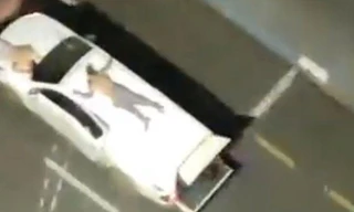 Hai con tin bị trói trên nóc xe hơi của các nghi phạm. Ảnh chụp màn hình