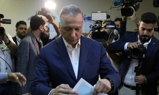 Ông Mustafa al-Kadhimi bỏ phiếu bầu cử quốc hội hôm 10/10. Ảnh: Reuters