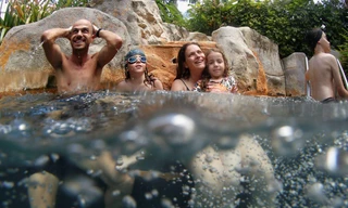 Thái Lan hơn 6.200 ca mắc mới COVID-19, đảo Phuket vẫn tràn ngập khách du lịch