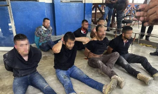 Các nghi phạm bị khống chế. Ảnh: AP