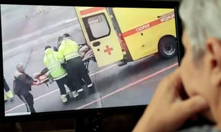 Cảnh ông Navalny đi cấp cứu nhìn từ camera an ninh. Ảnh: EPA