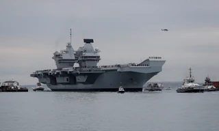 Tàu sân bay hàng đầu của Anh bốc cháy khi đang dỡ đạn