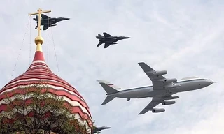 Máy bay Ilyushin Il-80 bay qua thủ đô Moscow (Nga) trong lễ diễu binh. Ảnh: Daily Mail