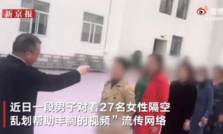 "Đạo sĩ" biểu diễn làm phép nâng ngực. 