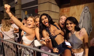 Nam thanh nữ tú xếp hàng để được vào hộp đêm lúc 0h1' ngày 19/7. Ảnh: Daily Mail