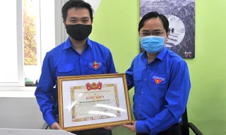 Bí thư thường trực T.Ư Đoàn Nguyễn Anh Tuấn trao tặng bằng khen Đoàn Thanh niên VNPT-IT