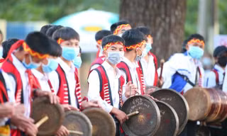 Các bạn trẻ trong đội cồng chiêng tại Gia Lai tham gia biểu diễn trên đường chạy Giải Vô địch Quốc gia Marathon và cự ly dài báo Tiền Phong năm 2021.