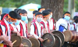 Các bạn trẻ trong đội cồng chiêng tại Gia Lai tham gia biểu diễn trên đường chạy Giải Vô địch Quốc gia Marathon và cự ly dài báo Tiền Phong năm 2021.