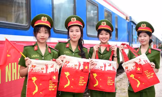 Chuyến tàu Thống nhất đặc biệt mang 'Bản hùng ca toàn thắng' hướng về đại lễ 30/4