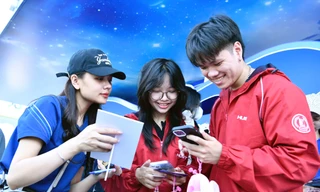 Gen Z nhộn nhịp quét mã nhanh rinh quà, nhập hội chi tiêu điệu nghệ, thanh toán chất