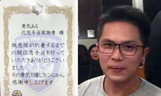 Lại Thế Tuấn và tấm thẻ được khen tặng. Ảnh: NVCC