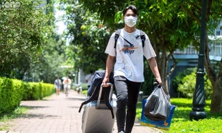 Sinh viên nhà trường đã nhanh chóng thu dọn tư trang cá nhân theo chỉ dẫn trước 12h ngày 13/5