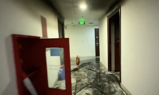 CLIP: Cháy bình nóng lạnh, chung cư ở Hà Nội náo loạn