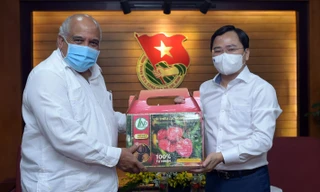 Anh Nguyễn Anh Tuấn tặng đặc sản vài thiều Lục Ngạn (Bắc Giang) tới ông Orlando Nicolás Hernández Guillén. Ảnh: Xuân Tùng