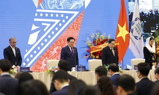 Đại biểu Hội nghị Nghị sĩ trẻ toàn cầu mặc niệm nạn nhân thiên tai, hỏa hoạn 