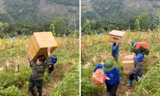 Cuốc bộ vượt núi 'cõng' nhu yếu phẩm đến vùng mưa lũ