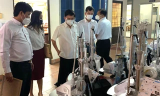 Đại diện lãnh đạo UBND, các sở, ngành và Hội Doanh nhân trẻ tỉnh Bình Dương tiếp nhận các trang thiết bị y tế. Ảnh: CTV