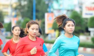 Nguyễn Thị Oanh (áo đỏ) rèn luyện để tranh tài trên đường chạy báo Tiền Phong. (Trong ảnh, Oanh chuẩn bị thi tài giải năm 2019). Ảnh: Xuân Tùng