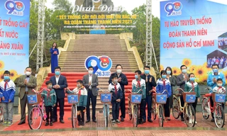 Trồng 10.000 cây xanh, tặng nhiều tủ sách, sân chơi tại Thái Nguyên