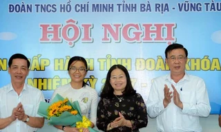 Phó Bí thư Thường trực Tỉnh ủy Bà Rịa – Vũng Tàu Nguyễn Thị Yến tặng hoa chúc mừng chị Hồ Thị Ánh Tuyết làm Bí thư Tỉnh Đoàn