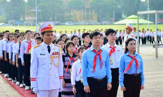 Đoàn đại biểu 'Quốc hội trẻ em' dâng hương Đài tưởng niệm Bắc Sơn, vào Lăng viếng Chủ tịch Hồ Chí Minh